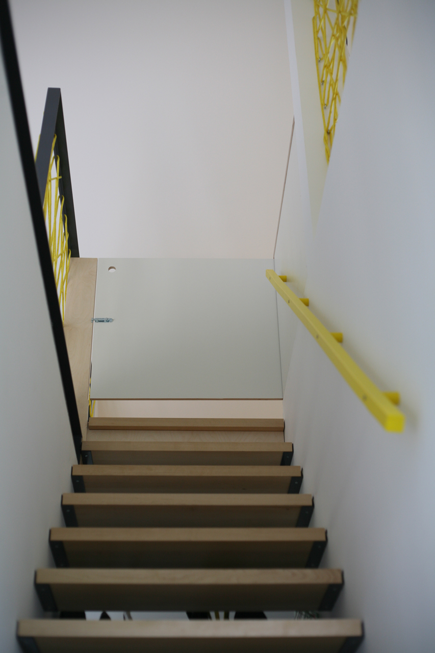 Der Treppenaufgang mit Treppenschutzgitter.