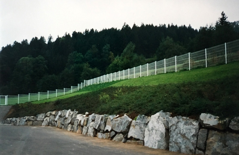 Herstellung Granit Blocksatz als Eingrenzung für Zufahrt einer Produktionshalle in Hausach