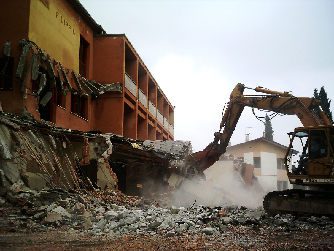 Demolizione fabbricati e recupero materiali da riciclo