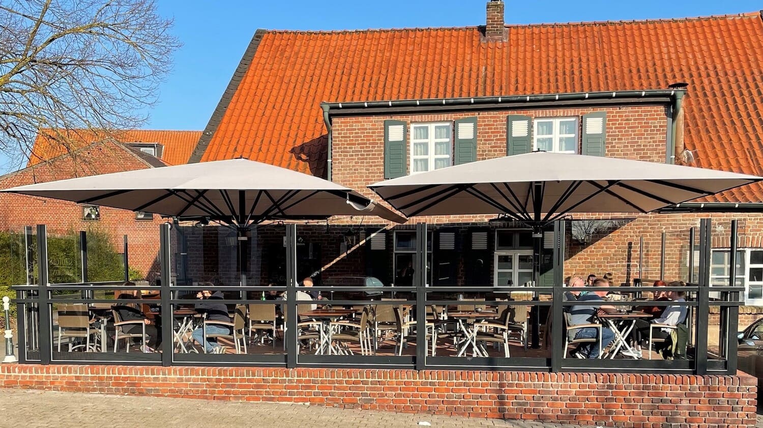 Höhenverstellbarer Glas-Windschutz für Landgasthöfe – flexibler Wetterschutz für mehr Umsatz auf der Garten-Terrasse