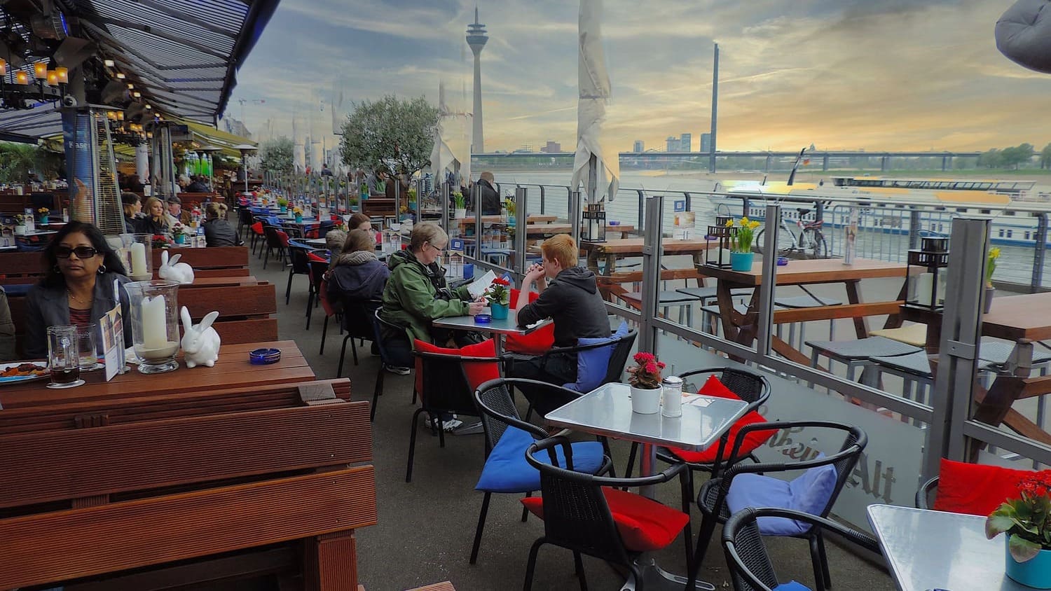Glas-Windschutz auf einer Uferterrasse – flexibler Wetterschutz bewahrt den Panoramablick