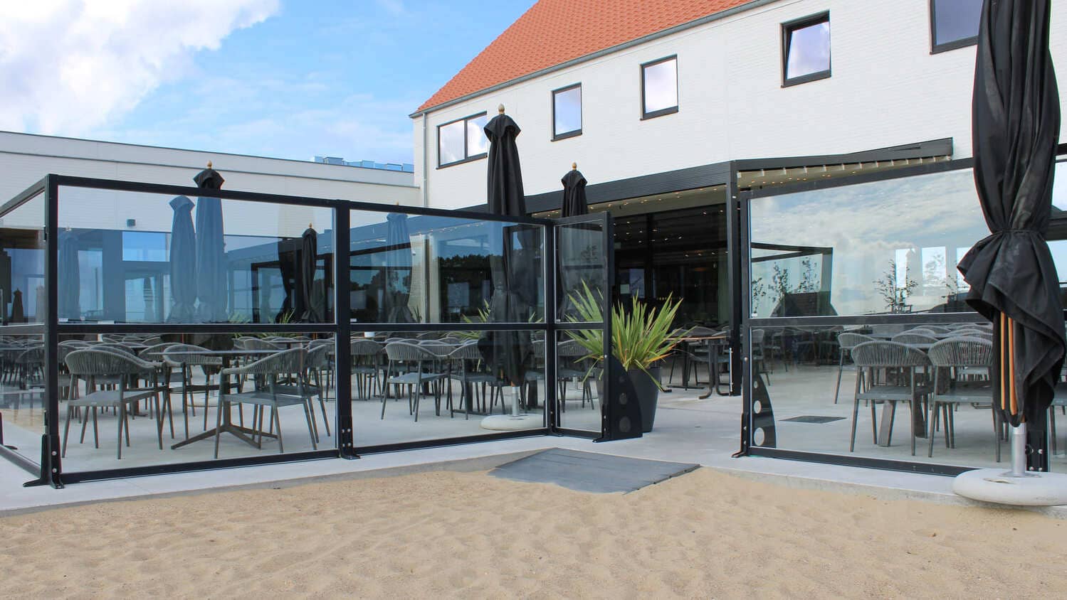 Barrierefreier Windschutz für Seniorenheim-Terrassen – Modell Klassiker Sylt bietet sicheren Wetterschutz und hohe Transparenz für Bewohner