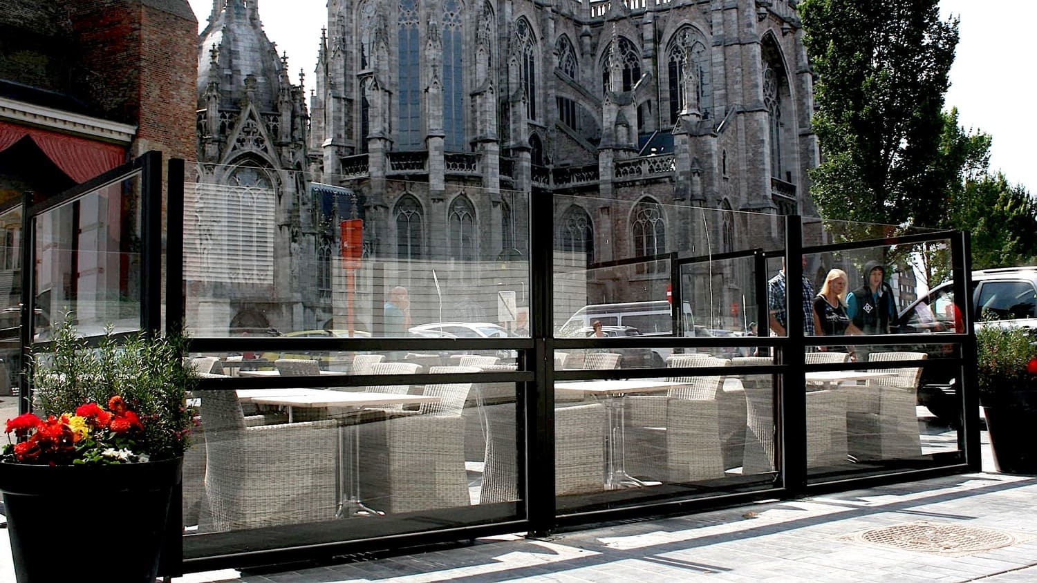 Höhenverstellbarer Glas Windschutz  flexibler Wetterschutz für Außengastronomie in City-Lage