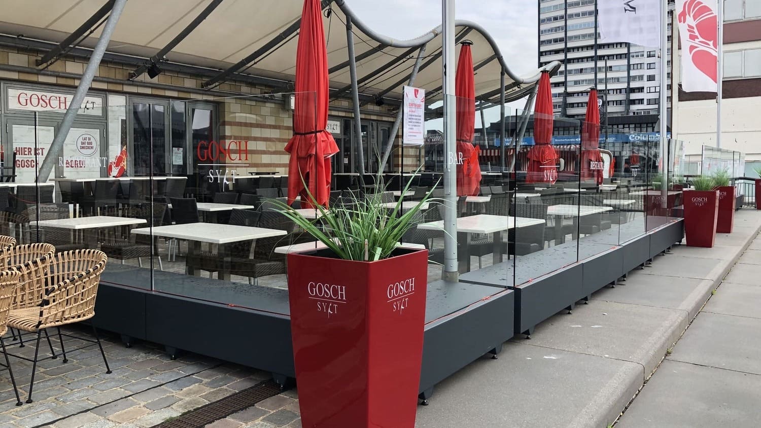 Höhenverstellbarer Windschutz für Gastronomie Terrasse – stabiler Wetterschutz für mehr Umsatz durch flexible Terrassennutzung bei jedem Wetter
