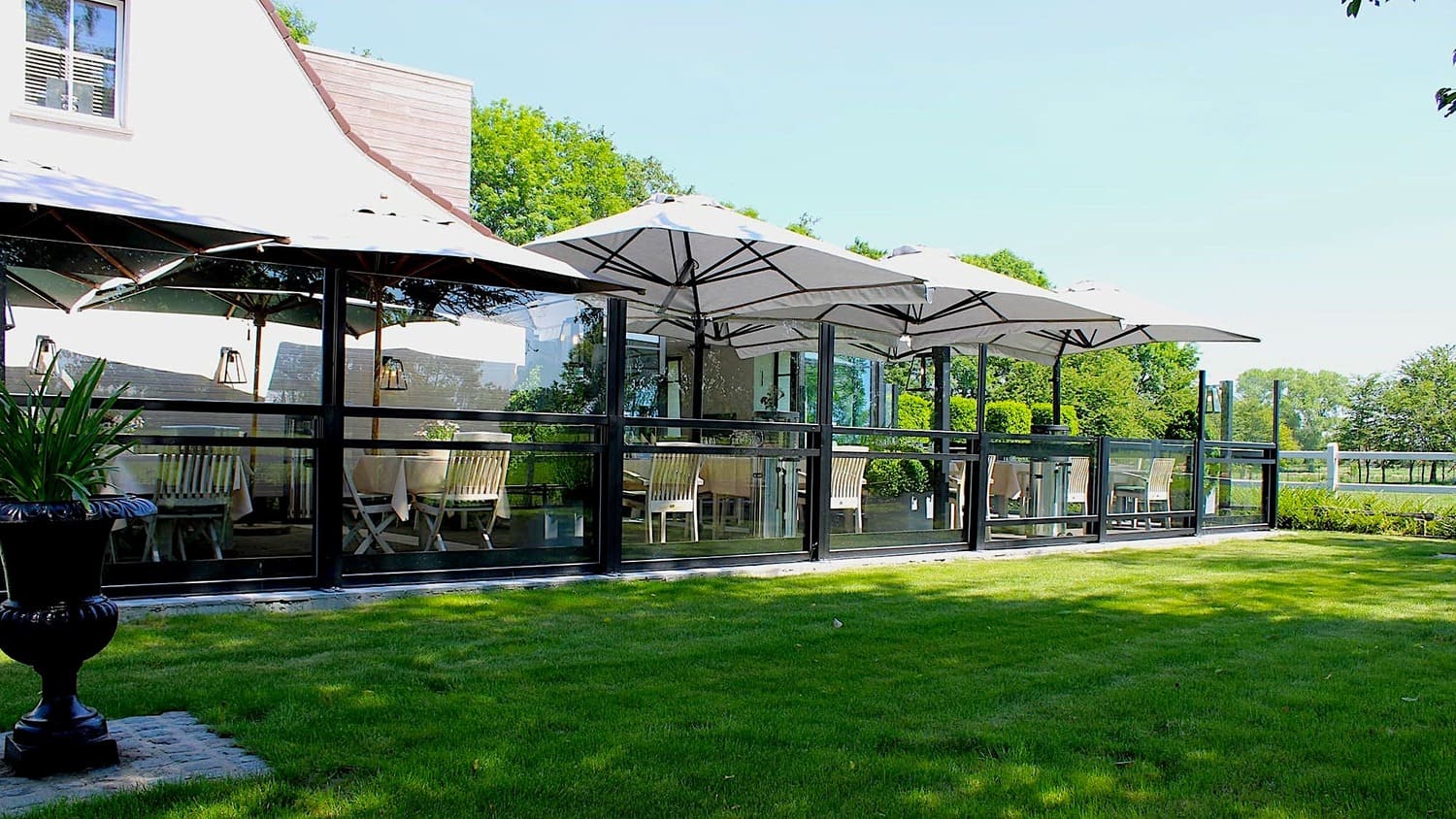 In der Höhe verstellbarer Windschutz Modell Athen für Terrassen in der Gastronomie – langlebiger Glasschutz für mehr Umsatz durch flexible Anpassung