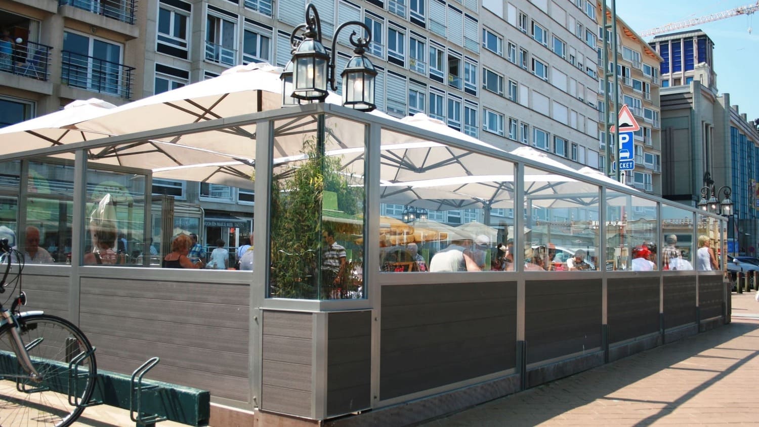 Robuster Windschutz aus Glas mit Aluminiumrahmen – langlebiger Wetterschutz für Gastronomie-Terrassen für stabilen Umsatz