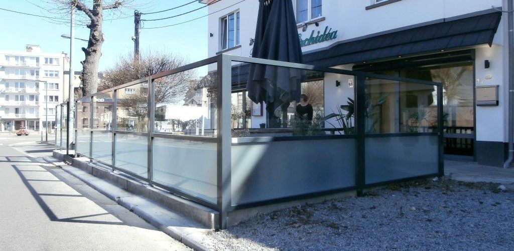 Windschutzwand für Terrasse an Straße
