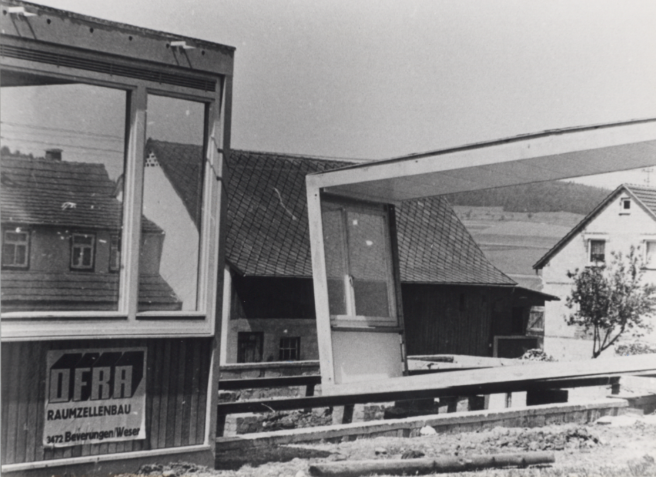 Aufbau der Pavillons auf dem Schulgelände (1968)