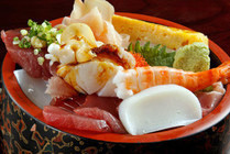 vinegared rice topped with fish,vegetables,egg,and various other ingredients