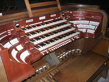 orgel met 4 klavieren en pedalen
