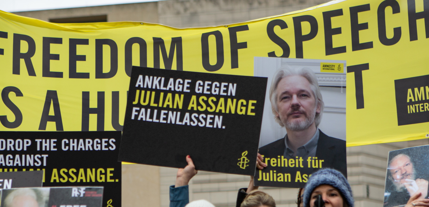 ジュリアン・アサンジさんが英国の刑務所から釈放されたのは「嬉しいニュース」だ