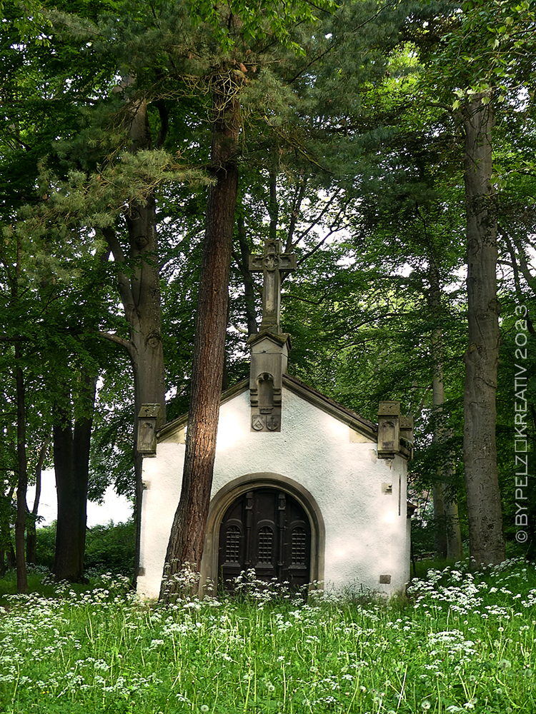 Exponattitel: Von alten Bäumen und einer vergessenen Gruft im Park - 5/14 (Gruftkapelle der Familien Boutteville und Zuylen van Nyefelt aus dem 19.) - Exponatgröße: 15 x 20 cm - Art: fineART - © by Pelz Kreativ 2023