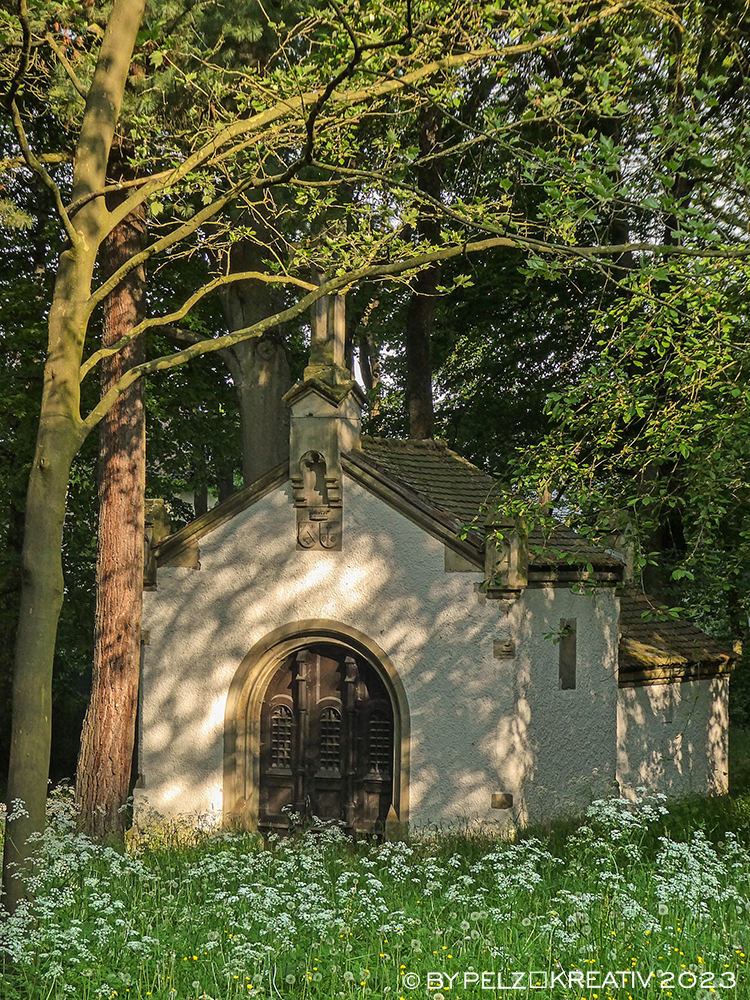 Exponattitel: Von alten Bäumen und einer vergessenen Gruft im Park - 1/14 (Gruftkapelle der Familien Boutteville und Zuylen van Nyefelt aus dem 19.) - Exponatgröße: 15 x 20 cm - Art: fineART - © by Pelz Kreativ 2023