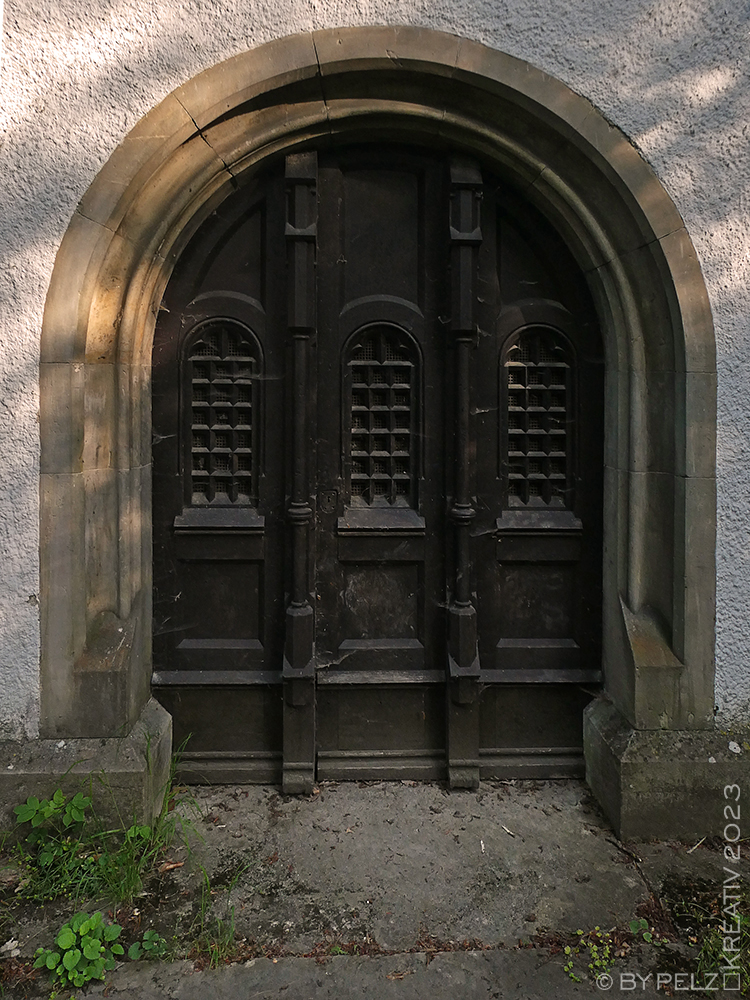 Exponattitel: Von alten Bäumen und einer vergessenen Gruft im Park - 4/14 (Eingangstor zur Gruftkapelle der Familien Boutteville und Zuylen van Nyefelt aus dem 19.) - Exponatgröße: 15 x 20 cm - Art: fineART - © by Pelz Kreativ 2023