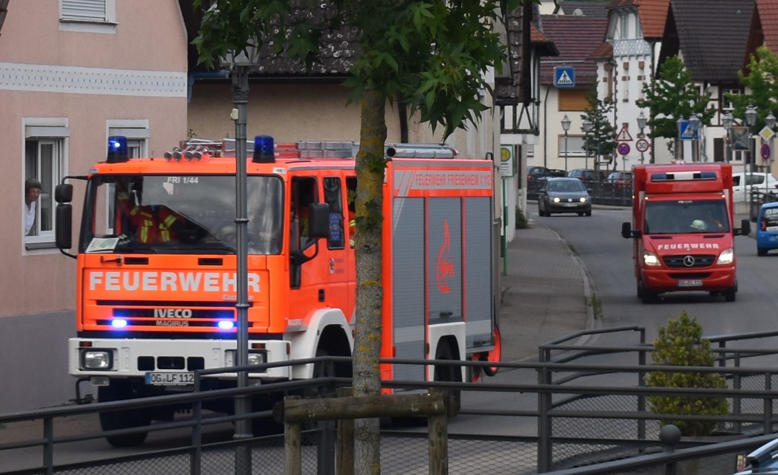 Ölfilm auf dem Dorfbach - Feuerwehr im Einsatz