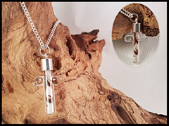 CH 1: Glaskreuz mit Haaren gefüllt und einer Edelstahlkappe verschlossen. Preis: 28 Euro Kette auf Anfrage.