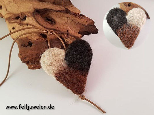Bild 2) Ein Fellherz aus Alpakawolle mit einem Lederband. Preis: 36 Euro