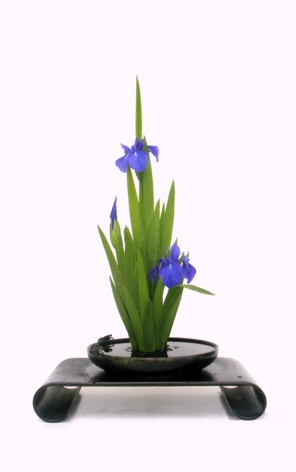 「春の杜若」　　　 花材：杜若（かきつばた）　　　花器：丸型銅水盤