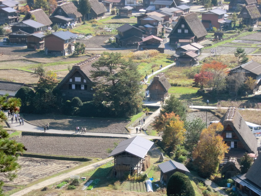 さらに望遠してみました　駐車場もほぼ満車で観光バスも多数です