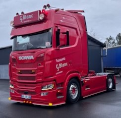 Lettres adhésives sur cabine de camion