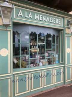 lettres peintes sur vieux mur