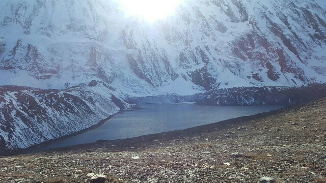 Lac Tilicho au coucher du soleil 