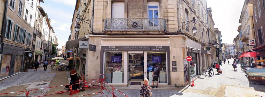 L'entrée de l'appartement de Roland au droit du vélo