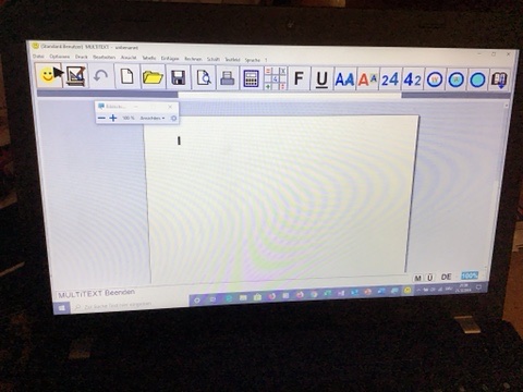 Computer mit der Software Multitext der Firma Hindelang-Software