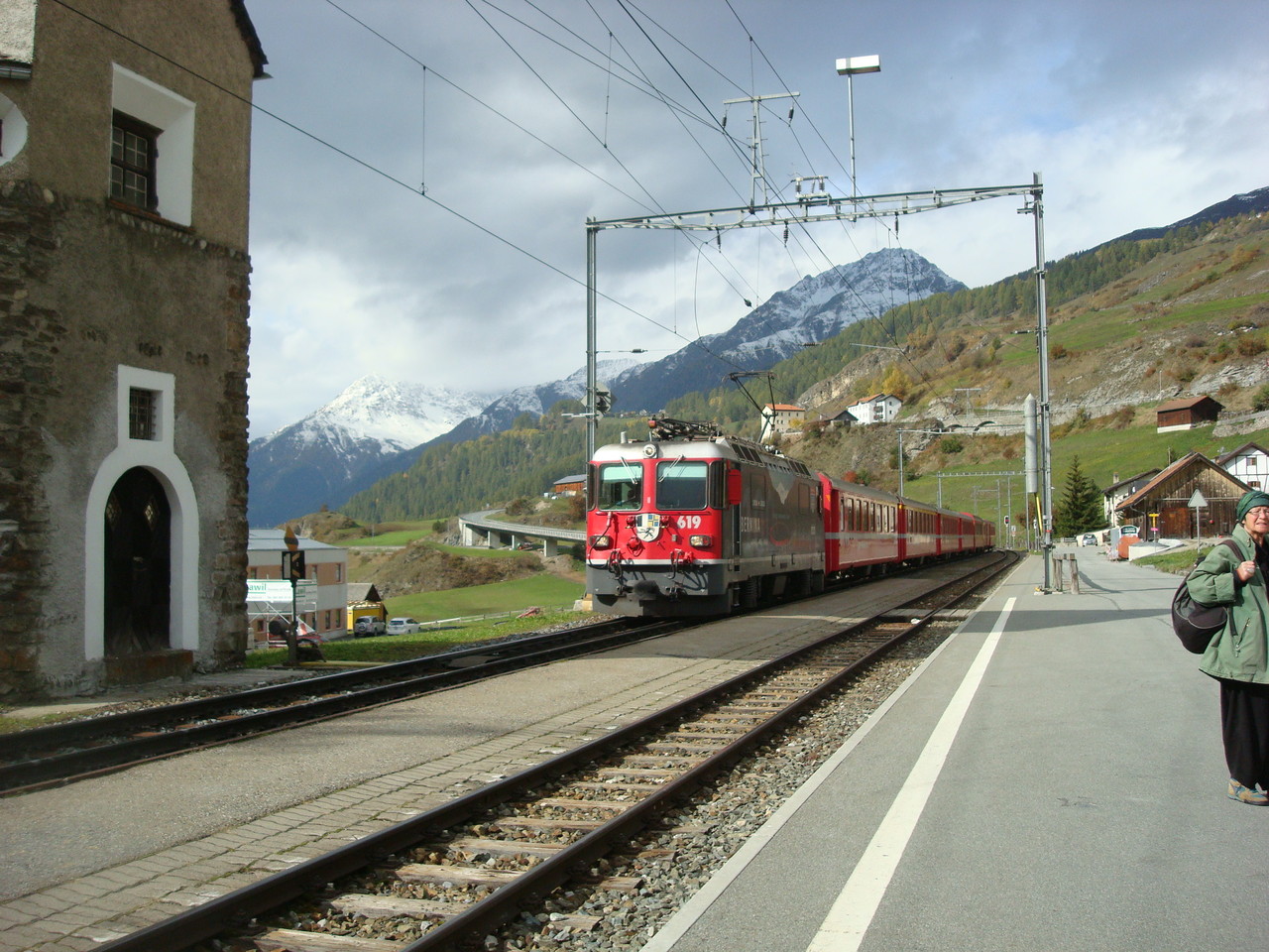 Ardez - Astrid N., Ursula und Yvonne entschliessen sich für den Zug in Richtung Bogn da Scuol zum gemütlichen Sprudelbad um die müden Knochen zu lockern - welch Genuss !