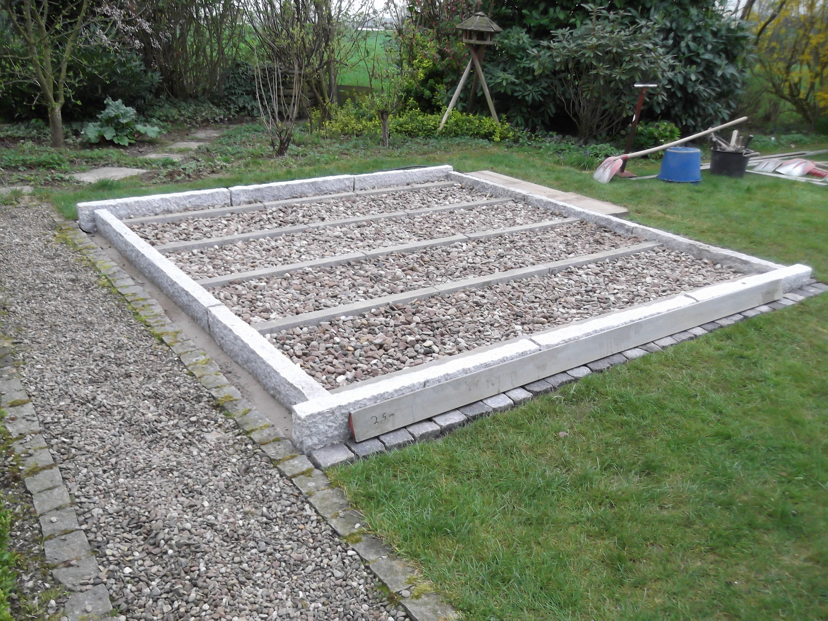 Korfmacher Gartengestaltung lässt ein Gartendeck entstehen: ein Sitzplatz im Garten mit solidem Fundament.