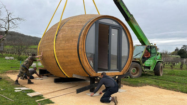Concept hébergement viticole unique. « la vie de château dans un tonneau » L’oenotourisme : grande tendance d’un voyage touristique dans les régions viticoles et leur patrimoine pour découvrir la culture de la vigne, la vinification, l’art de la dégustati