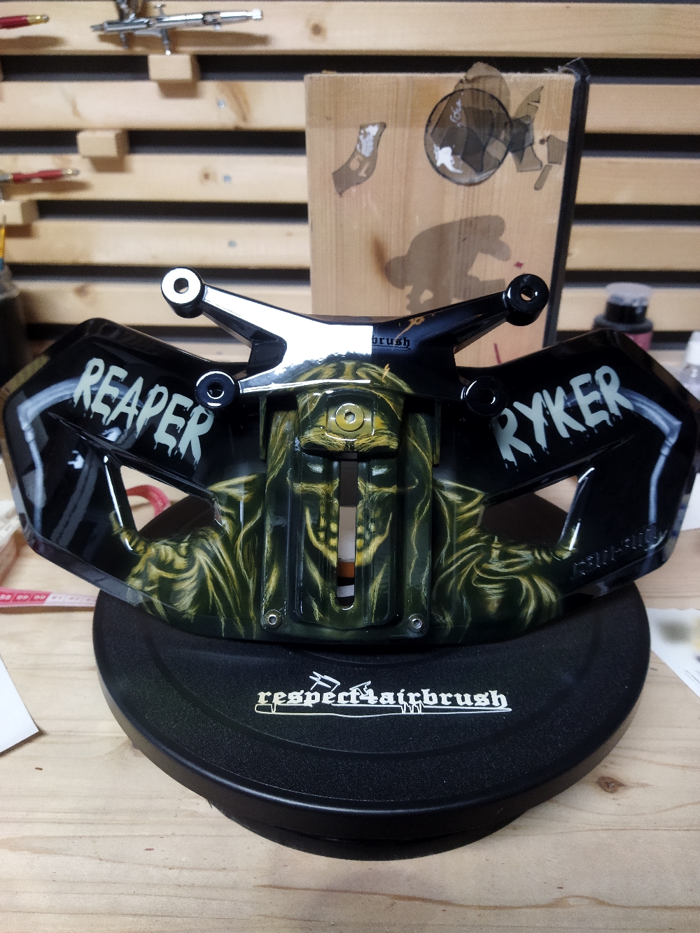 Airbrush auf dem Windschild der Ryker 