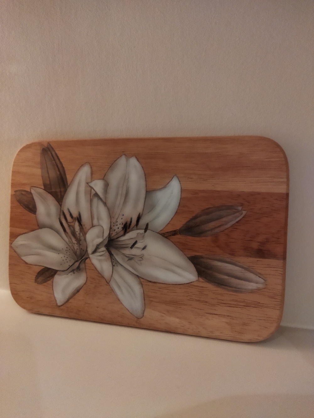 Airbrush Lilie auf einem Holzbrett
