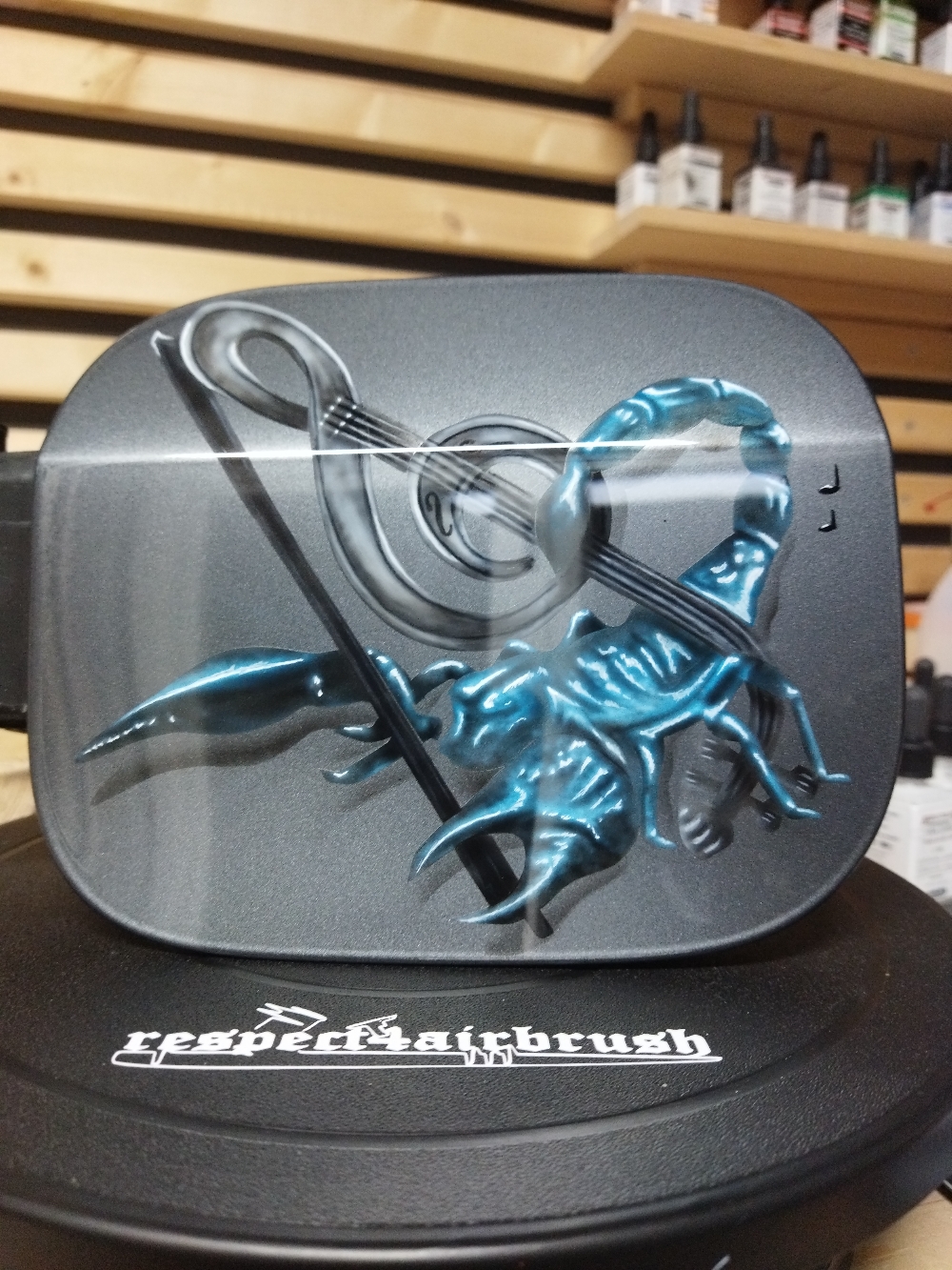 Airbrush Scorpion auf einem Tankdeckel 
