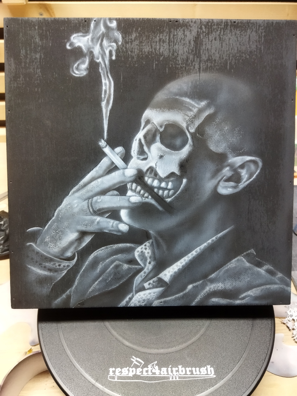 Airbrush auf einer Holzplatte 