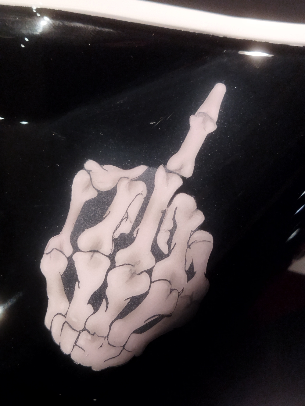 Skullhand mit Effektlack auf der Auspuffblende 