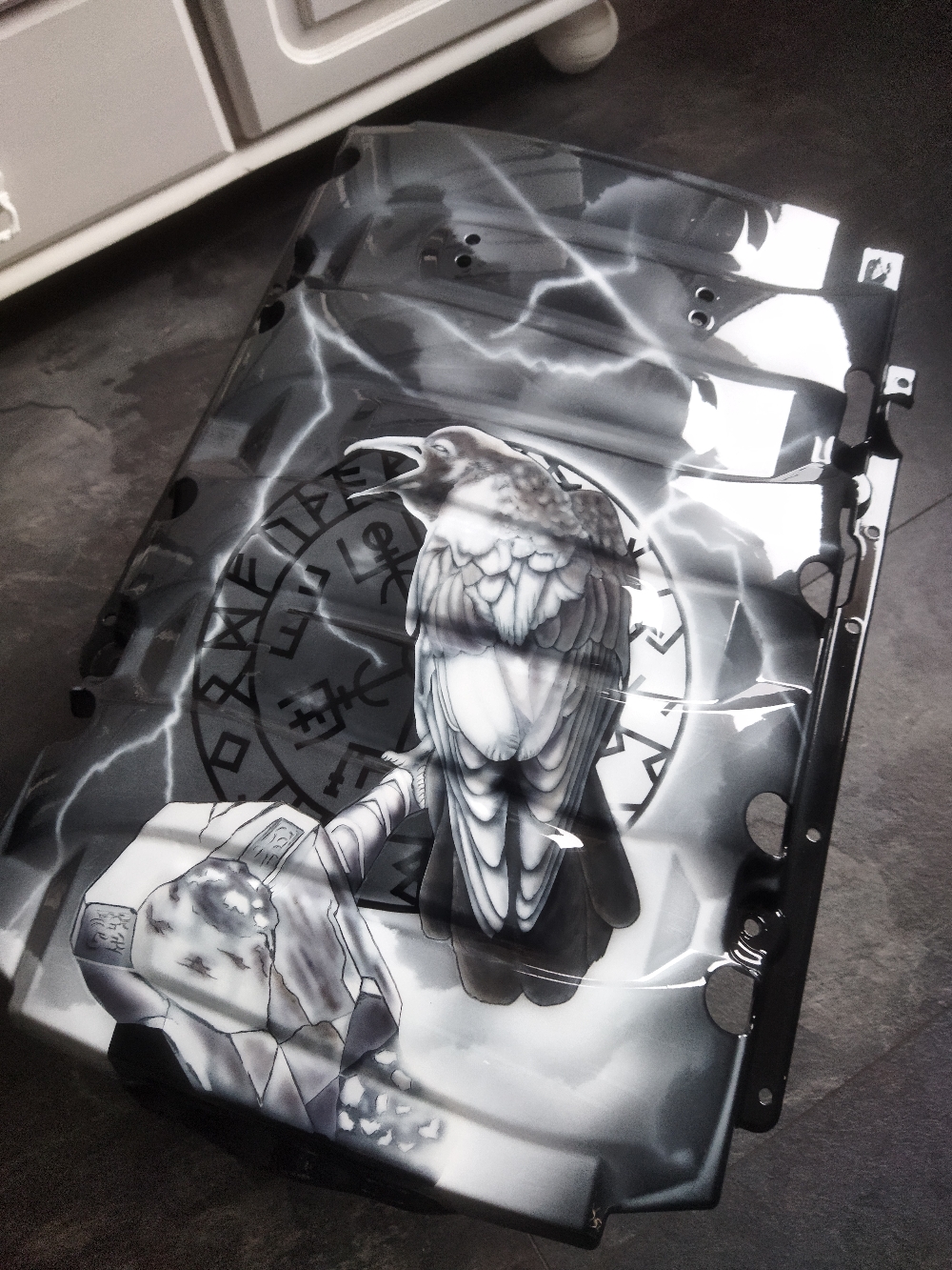 Airbrush auf einer Motorabdeckung vom Camaro