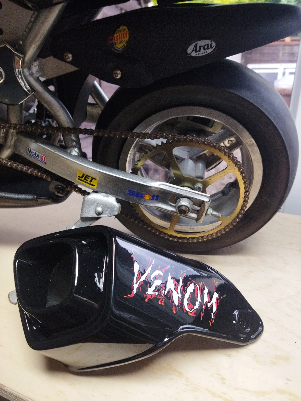 Airbrush auf einer Auspuffblende 