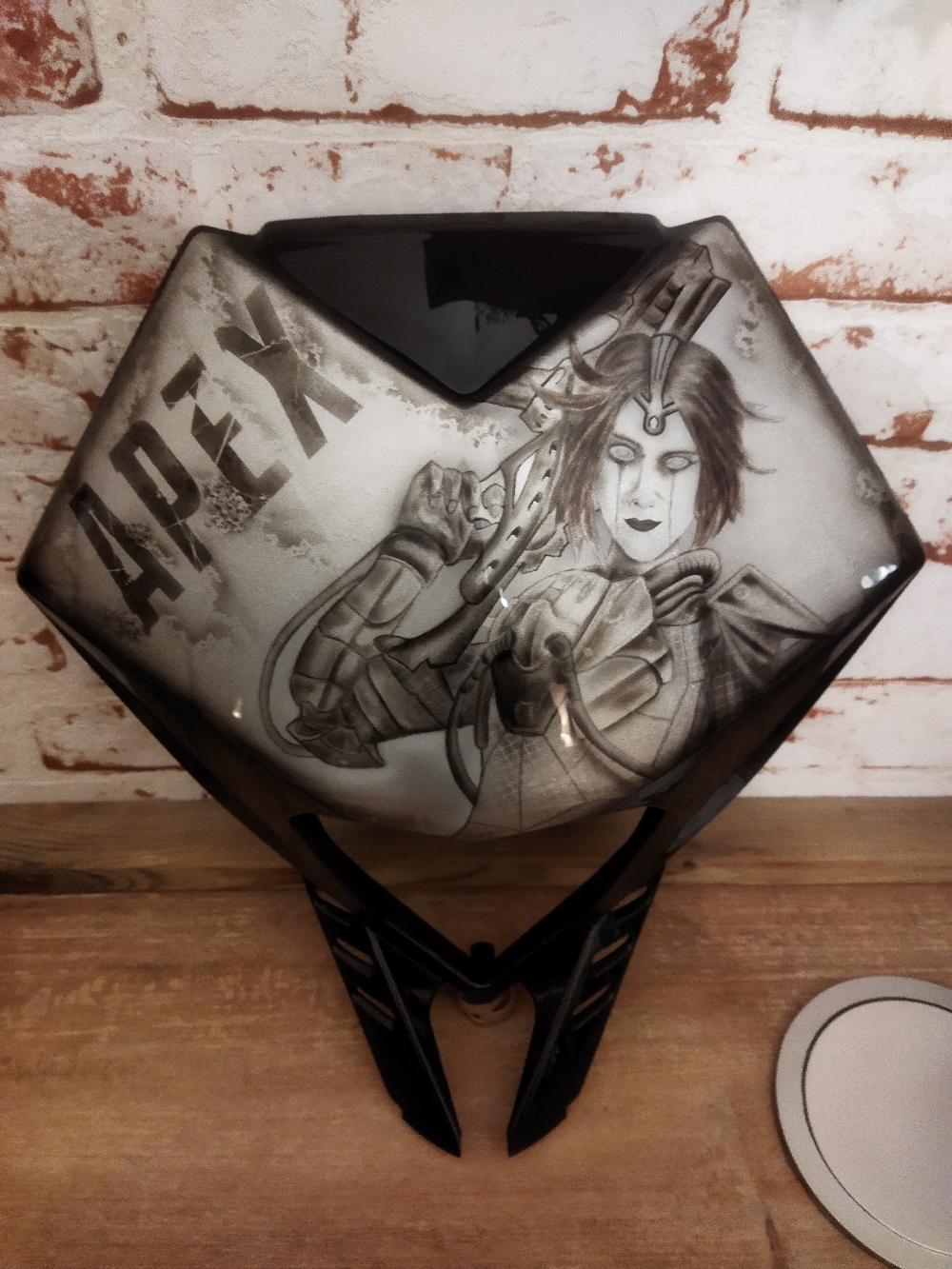 Airbrush auf einer Enduro-Frontblende