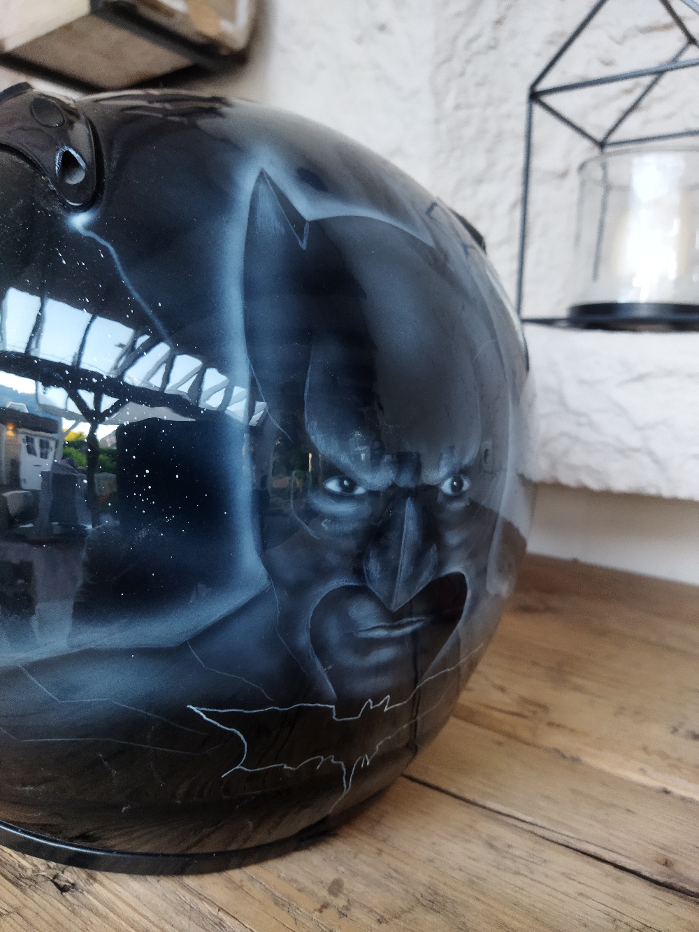 Airbrush auf einem Helm