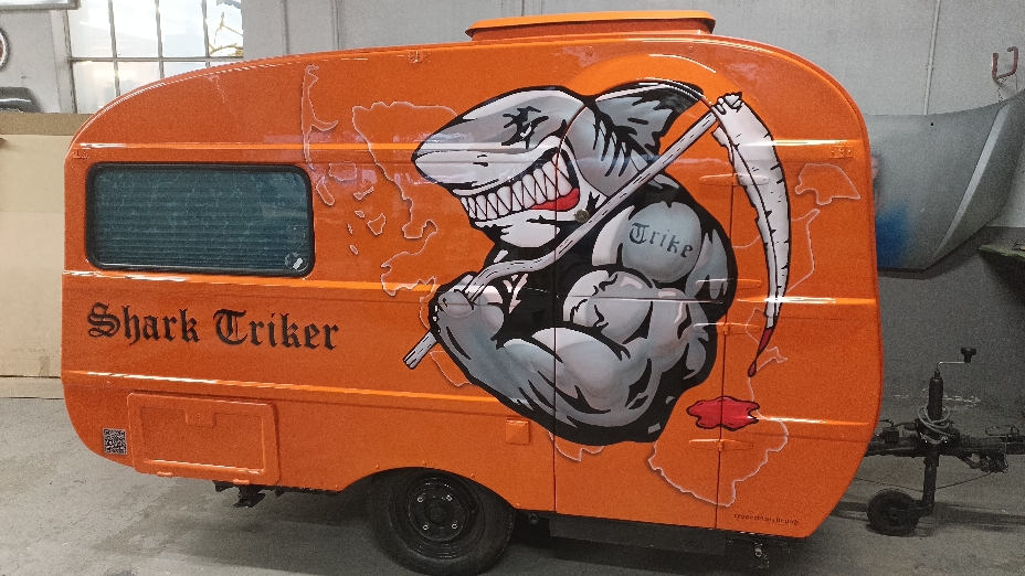 Airbrush auf einem kl Wohnwagen (qek)