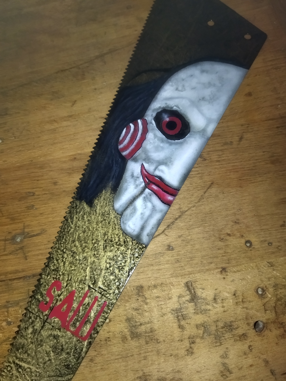 Airbrush auf einer Säge