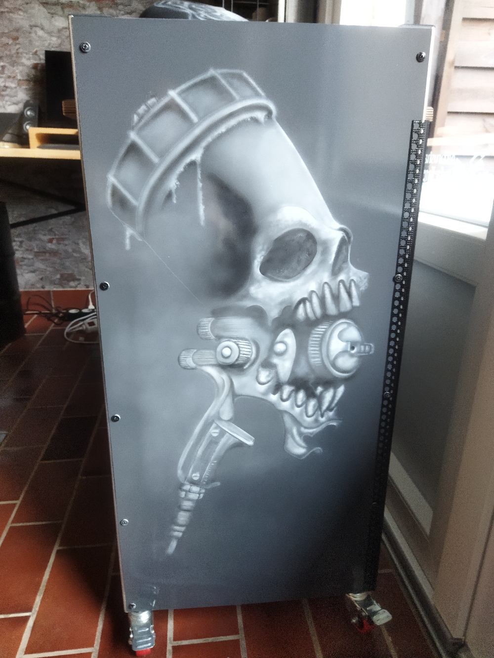 Airbrush auf dem Seitenteil vom Rolltisch 