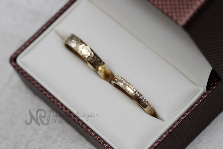Ringe in 585 Sattgelbgold mit gehämmerter Oberfläche, Damenring mit Brillanten aus ethisch korrektem Anbau ♡