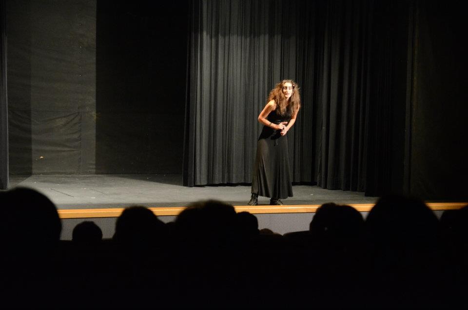 Vanessa présente le spectacle et anime l'après-midi.