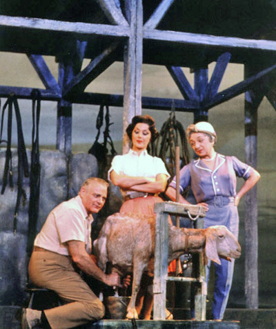 Robert Weede (Phil), Mimi Benzell (Ruth) et Molly Picon (Clara) dans Milk And Honey (1961)