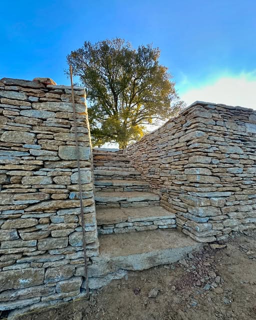Retaining wall with steps