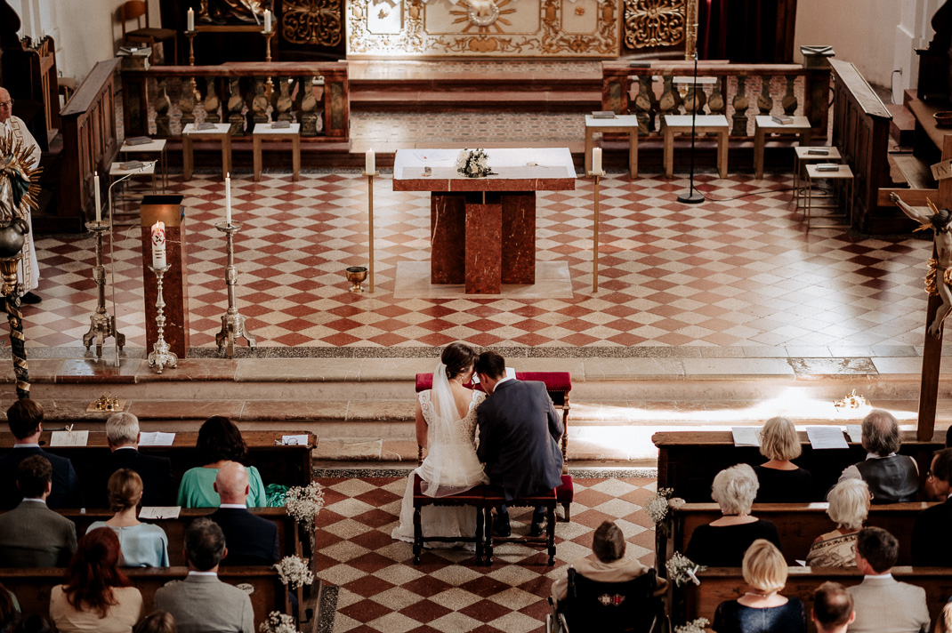 Hochzeitsfotograf in der St. Sixtus Kirche am Schliersee. Reportagefoto von der Trauung.