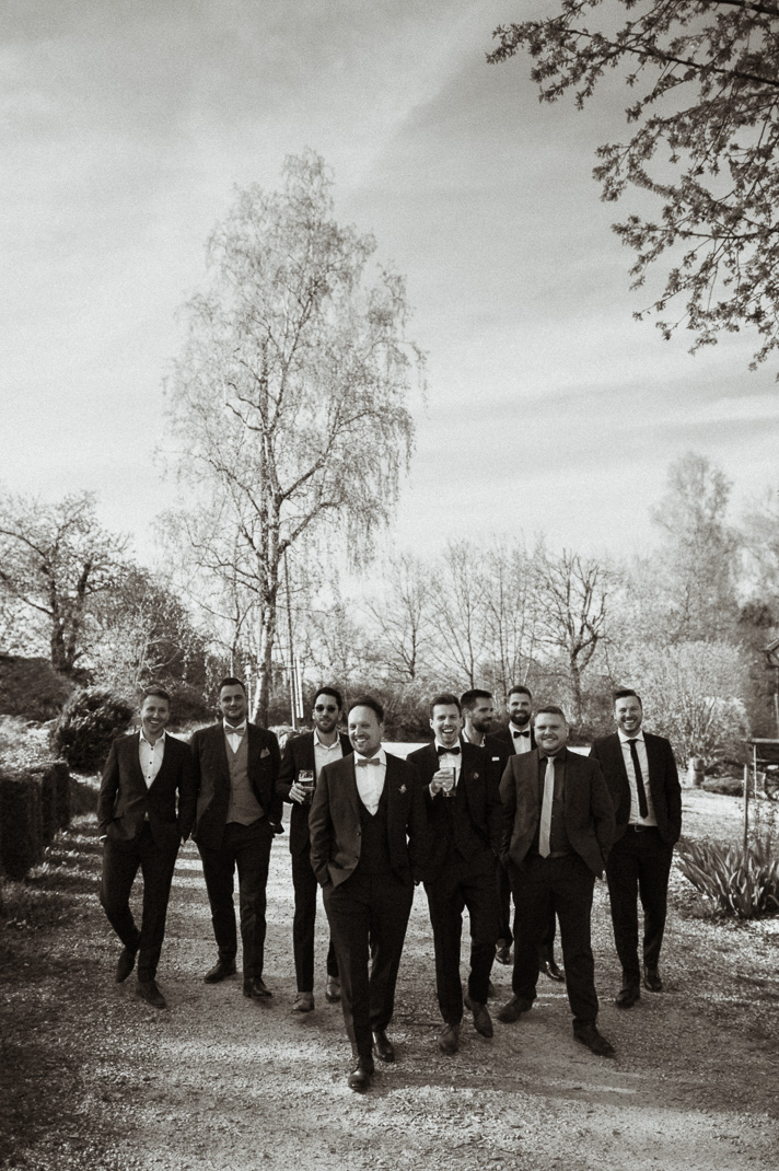 Der Bräutigam mit seinen Freunden. Lässiges Hochzeitsfoto. Hochzeitsfotografen sind Mr & Mrs Wedding aus Freising.