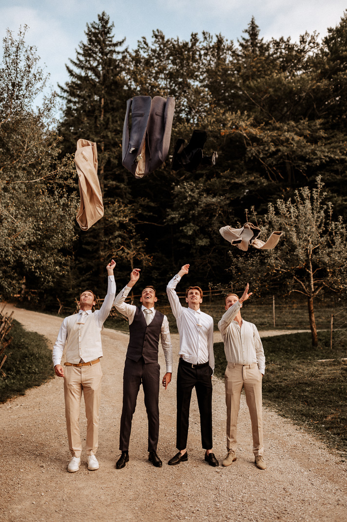Die Jungs schmeissen ihr Sakko in die Luft. Hochzeitsreportage von Hochzeitsfotograf Andreas Reiter